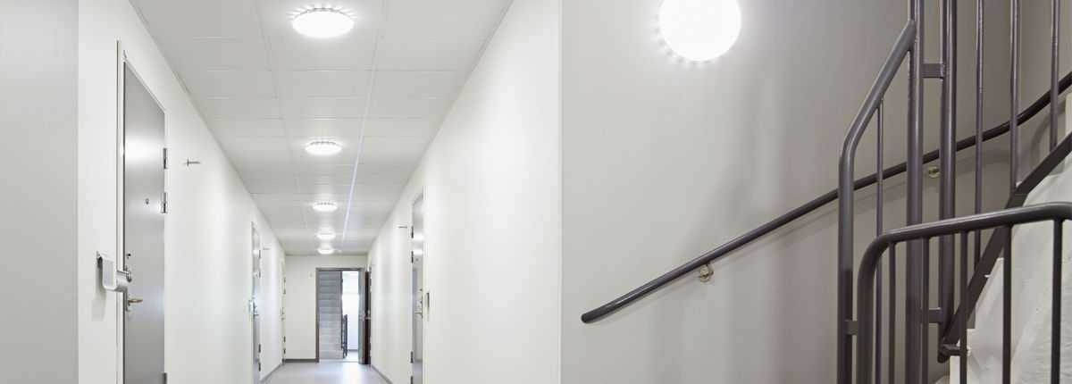 Если вспомогательное освещение лифта постоянно включено, то для рабочего света можно использовать всего одну лампу Выключатели, управляющие освещением кабины