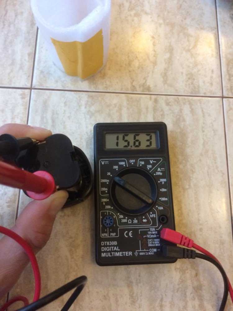 Шуруповерт TSV-1201 относится к аккумуляторных устройств Питание осуществляется от никель-кадмиевых батарей Ni-Cd, напряжение 12 вольт при емкости 1,2 А*ч