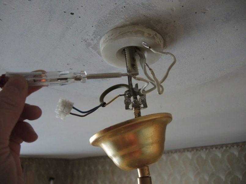 Как поменять лампочку в натяжном потолке: как снять светильник, люстру