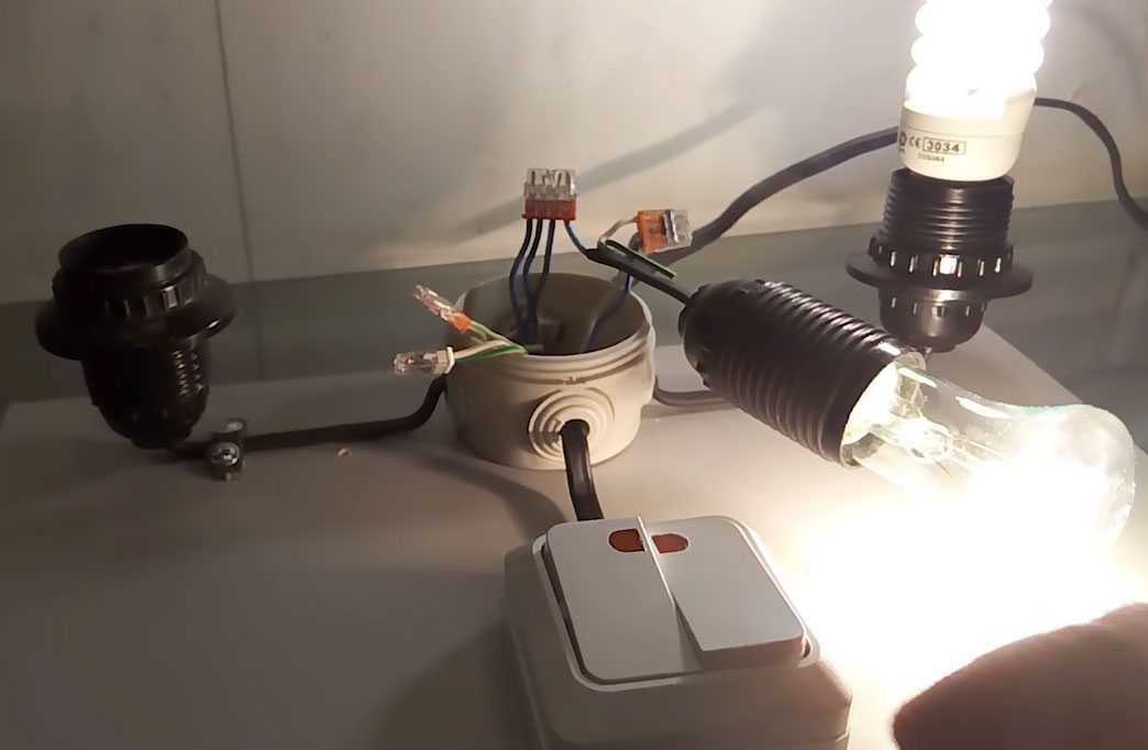 Почему моргает энергосберегающая лампа при выключенном выключателе с подсветкой