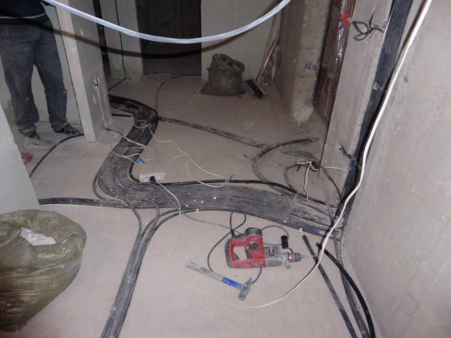 Монтаж электропроводки по стенам, полу и потолку, варианты установки розеток и выключателей  при скрытом и открытом способах прокладки