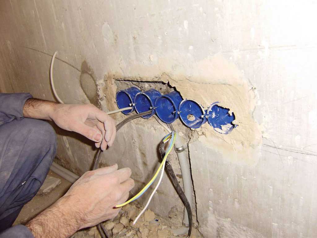 Как найти провод в стене с помощью детектора и без прибора