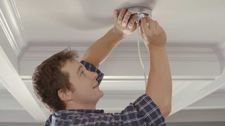 Как поменять (выкрутить) лампочку светильника в натяжном потолке
