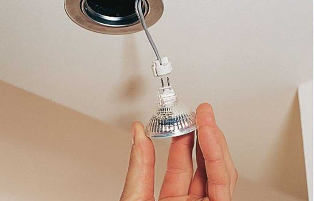 Как снять точечный светильник с натяжного и подвесного потолка?