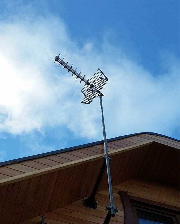 Выбирать усилитель сигнала для ТВ антенны на дачу рекомендуется с учетом следующих параметров: Коэффициент усиления сигнала, измеряемый в децибелах дБ