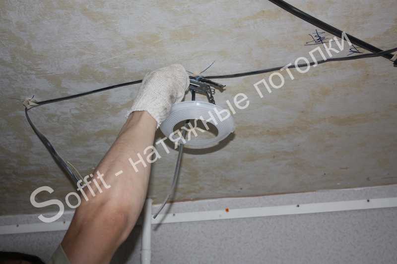 Установка светильников в натяжной потолок, монтаж