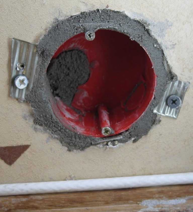 Как производится установка розетки в бетонную стену