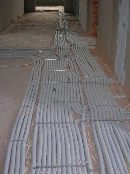 Монтаж электропроводки под полом, особенности прокладки под различными типами покрытий