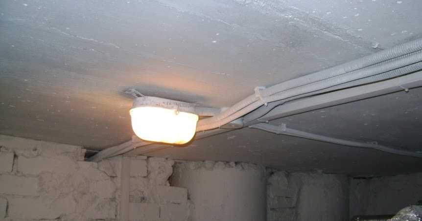Как сделать безопасное освещение в подвале?