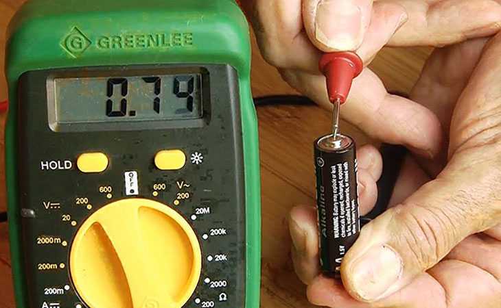 Проверка аккумулятора мультиметром: измерение емкости, напряжения и ампеража
