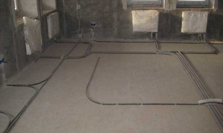 Электропроводка в полу – широко применяемый способ прокладки проводов и кабелей