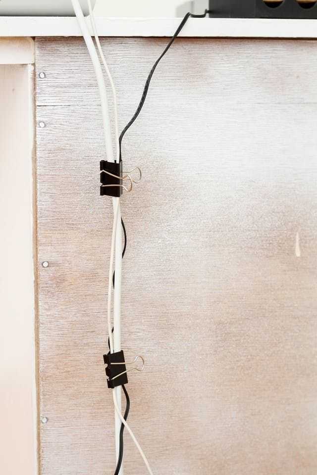 Как помешать котам грызть провода и зарядные устройства