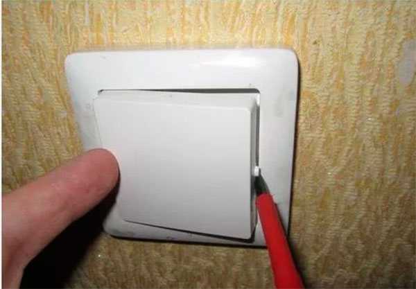 Как снять выключатель со стены своими руками: пошаговая инструкция Как снять клавиши и рамку с выключателя света Как вытащить выключатель из стены