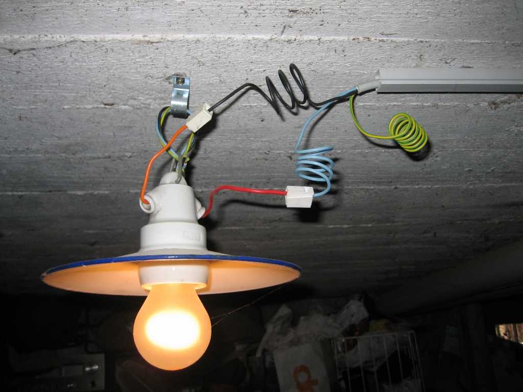 Освещение в подвале: видео-инструкция по монтажу своими руками, особенности электропроводки, светильников для подвального помещения, как провести свет, цена, фото