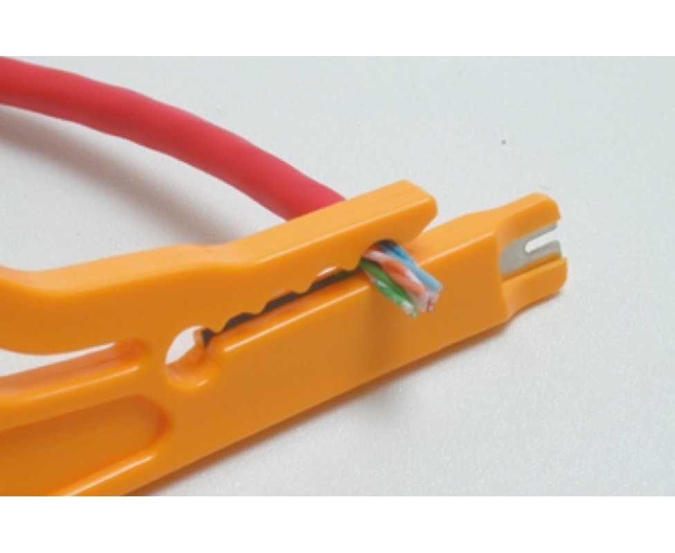 Разделка кабеля: инструмент для резки кабеля и удаления его верхних защитных покровов