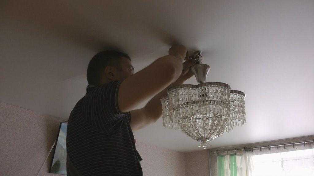 Как заменить светодиодную лампу в точечном светильнике в натяжном потолке