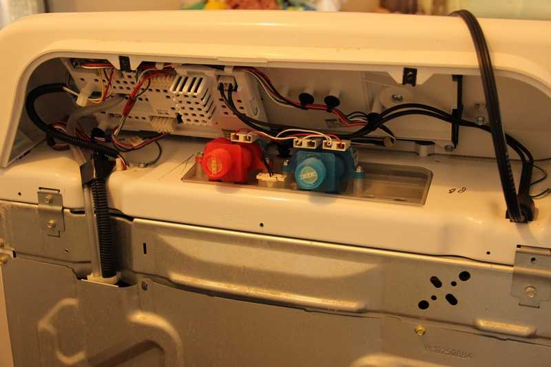 Что делать, если стиральная машина бьет током: простое решение