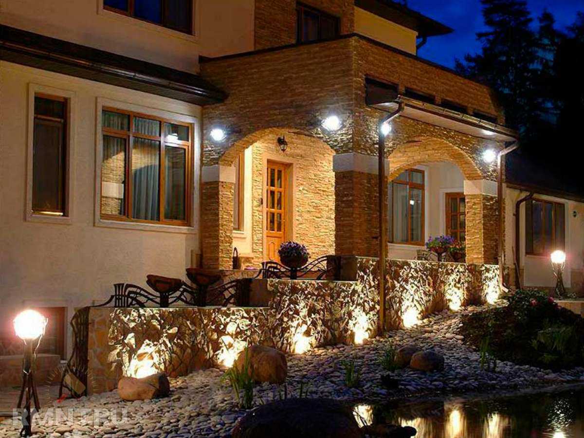 Освещение фасада частного дома: 100 лучших фото - типы освещения и выбор светильников