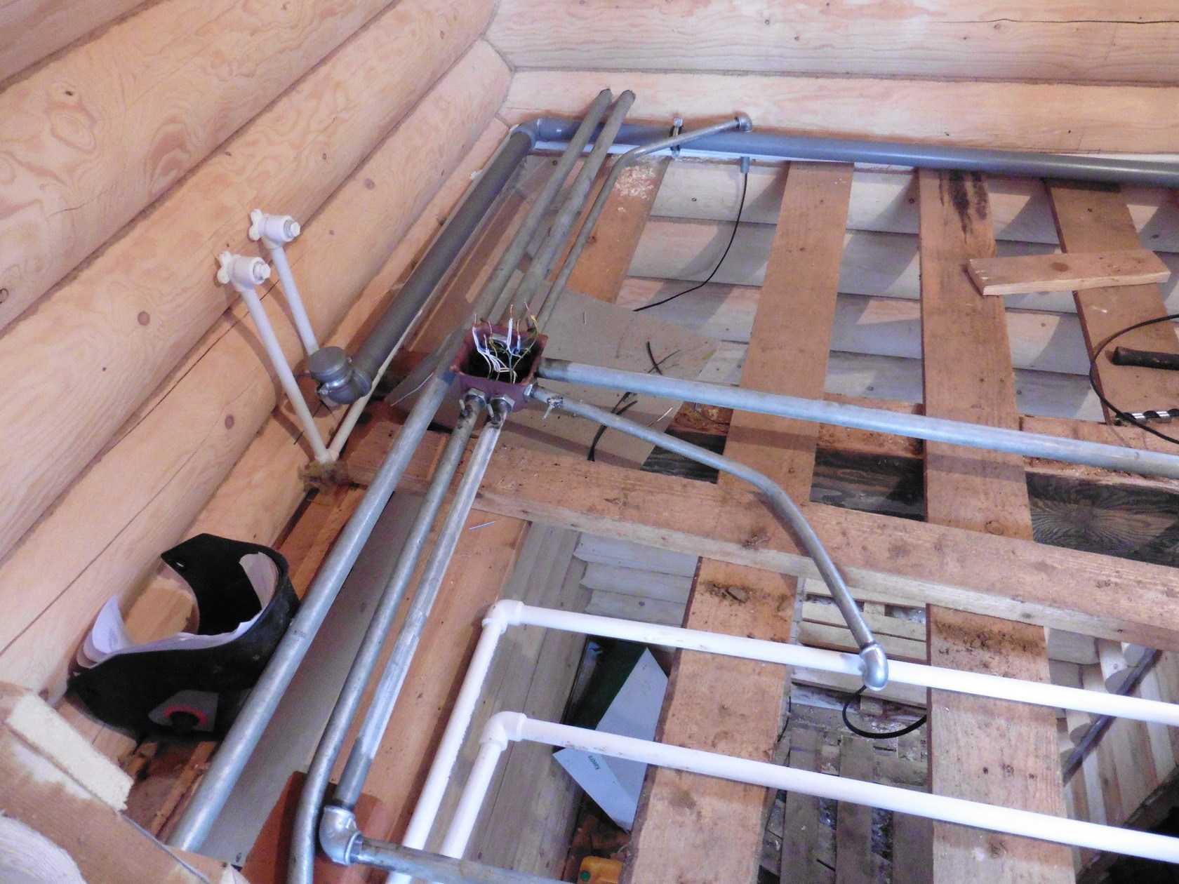 Как сделать электропроводку в деревянном доме своими руками — пошаговая инструкция по монтажу и схемы электрики