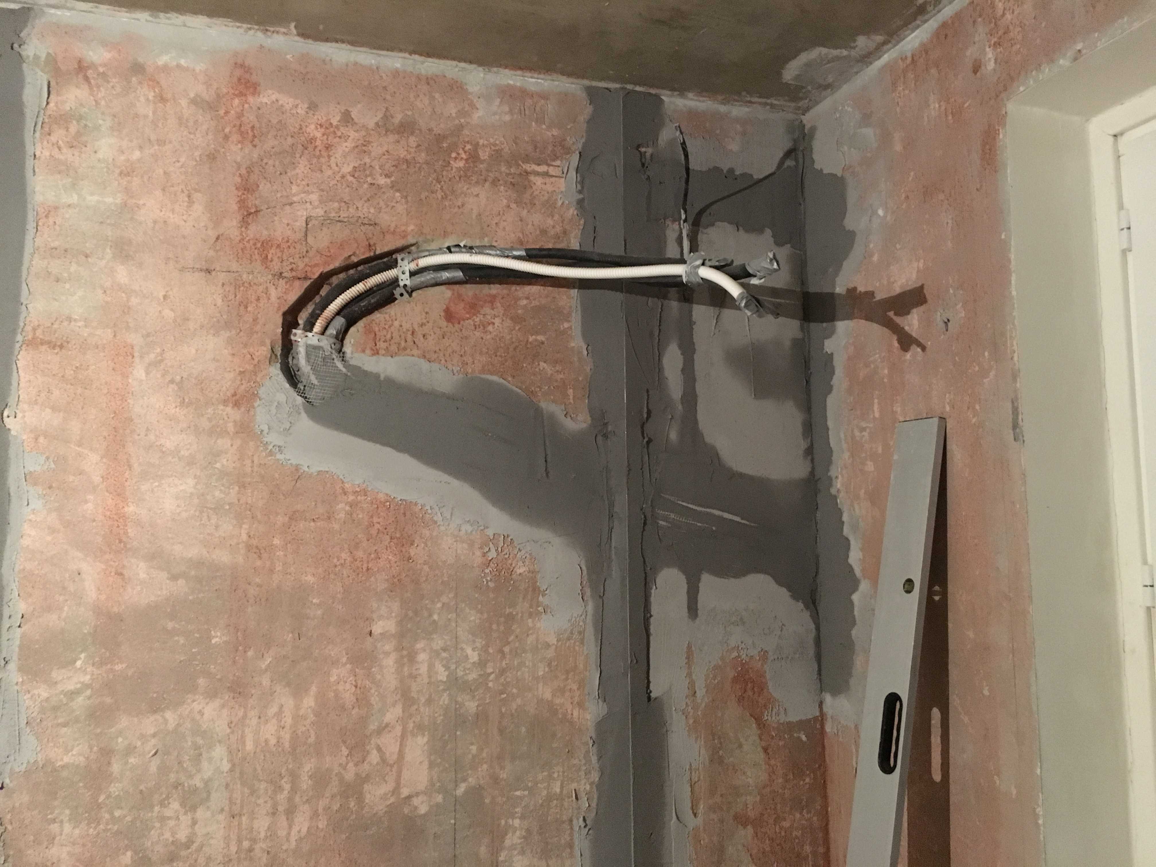 Как задекорировать кабель канал на стене?