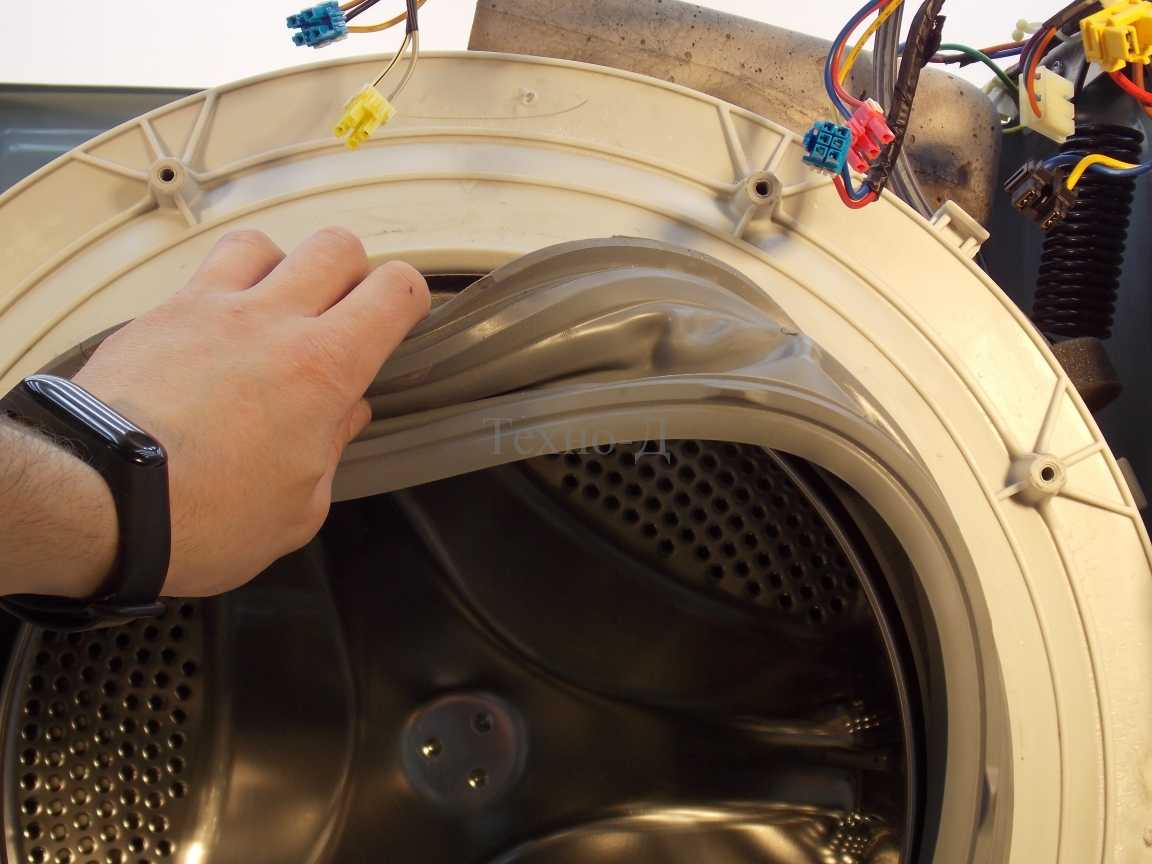 Если во время стирки сквозь дверцу стиральной машины просачивается вода, пора менять уплотнительную манжету Как заменить манжету в стиральной машине