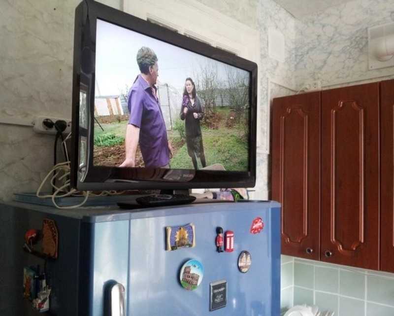 Куда повесить телевизор на кухне (41 фото): на какой высоте вешать, как разместить, расположить тв в кухонной комнате своими руками, инструкция, фото, цена и видео-уроки