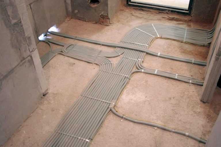 Разбираем вопрос прокладки кабеля в полу, преимущества такой укладки Правила монтажа и разводки электрики по полу, последовательность укладки